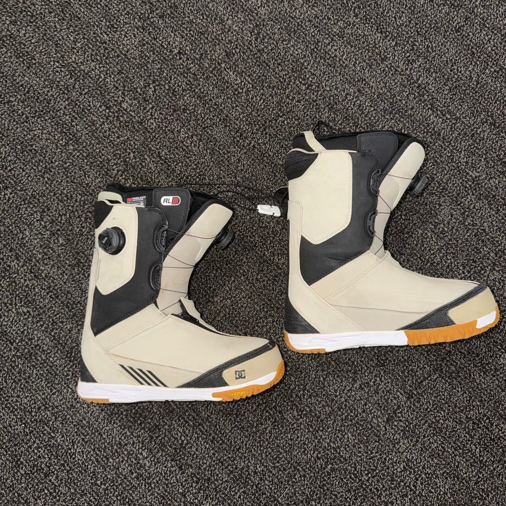 DC Shoes snowboard boots